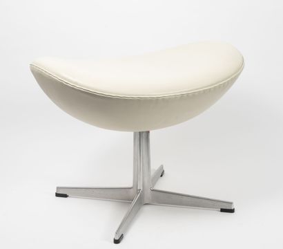 Arne JACOBSEN (1902-1971) Fauteuil modèle 3316 dit Egg Chair et son repose pied mod....