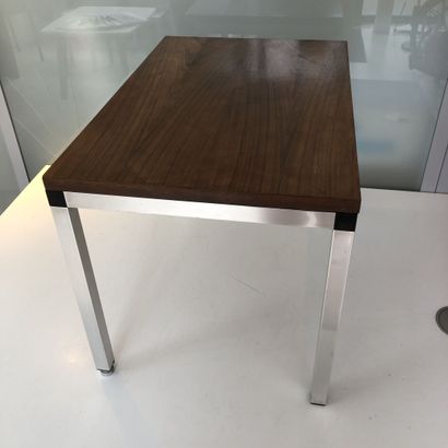 Dans le goût d'Erik HERLOW Small coffee table.

Steel and exotic wood.

42 x 60 x...
