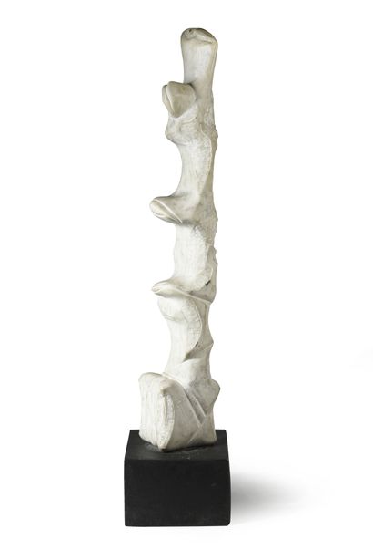Luis MARTINEZ RICHIER (1928) Untitled.

Sculpture in white marble.

Wooden base.

Total...