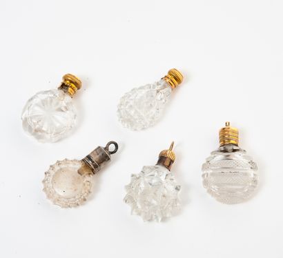 Lot de cinq flacons Lot of five small salt bottles, to hang, with flattened circular...