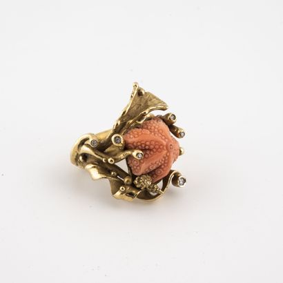  Yellow gold (750) ring with a seaweed and shell imitation, punctuated with small...