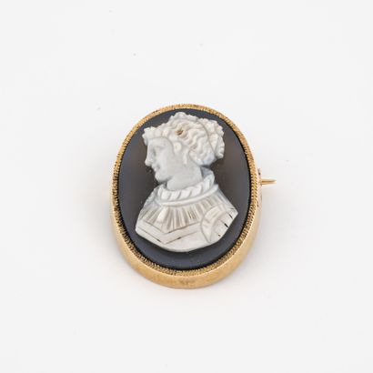 null Yellow gold (750) brooch with a cameo on agate with a profile of a woman with...