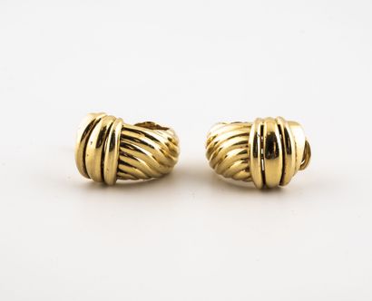 O J PERRIN Pair of earrings in yellow gold (750) with a gadroon pattern. 
System...