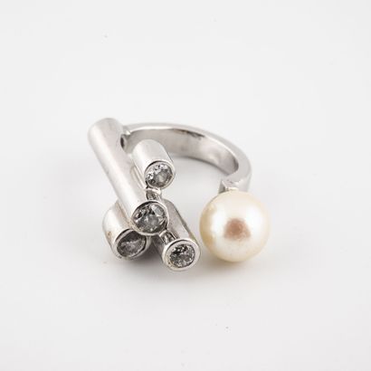 null White gold (750) asymmetrical ring set with a white cultured pearl and old cut...