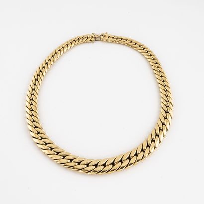 null Necklace in yellow gold (750) with a falling English link. 

Ratchet clasp with...