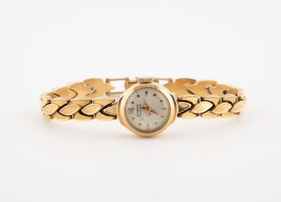  Montre bracelet de dame en or jaune (750). 
Boîtier rond. 
Cadran à fond doré rayonnant,...