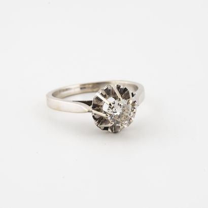  Bague solitaire en or gris (750) ornée d'un diamant de taille brillant en serti...