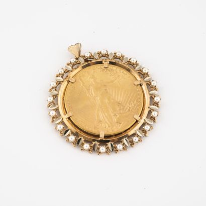 null Yellow gold (750) pendant centered on a 20-dollar 1911 gold coin surrounded...