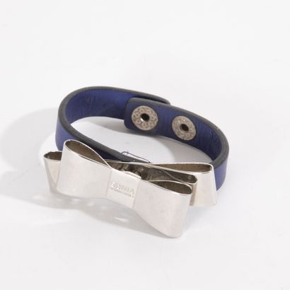 Sonia RYKIEL Blue leather strap decorated with a chromed metal bow. 
Closing with...