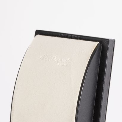 S.T. DUPONT Desk blotter in smooth black leather. 

Signed.

Slight wear.