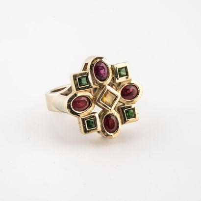  Yellow gold (750) ring with openwork bezel decorated with interlocking crosses punctuated...