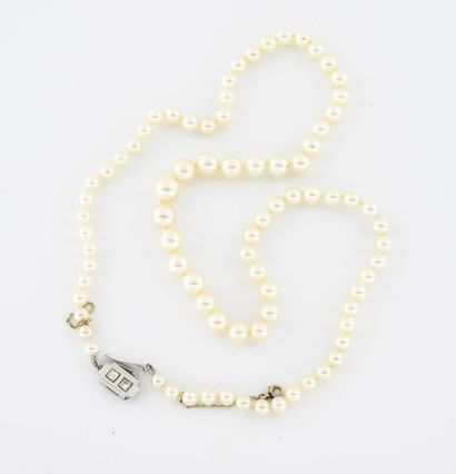 null Necklace made of white cultured pearls. 

Clasp in white gold (750) set with...