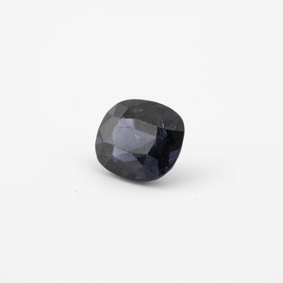 null Cushion-cut blue-grey synthetic spinel on paper. 

Weight : 5.45 carats.

Inclusions.

Small...