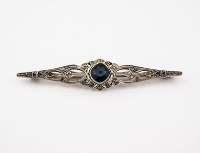 null 
Silver (935 / min. 800) barrette brooch set with a faceted cushion-cut blue...