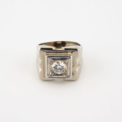 A white gold (750) and platinum (850) signet...