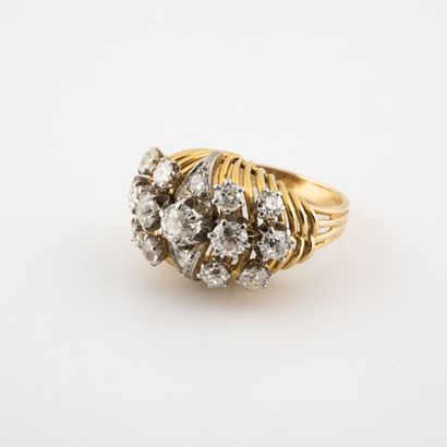 null Yellow gold (750) filigree ring set with old and brilliant-cut diamonds in grain...