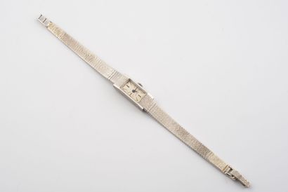  Montre bracelet de dame en or gris (750). 
Boîtier rectangulaire amati. 
Cadran...