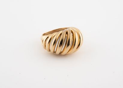 Yellow gold (750) ring with openwork gadroons....