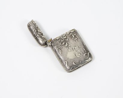 null A silver matchbox (min. 800). decorated with foliage.

Weight : 15 g. - H. :...
