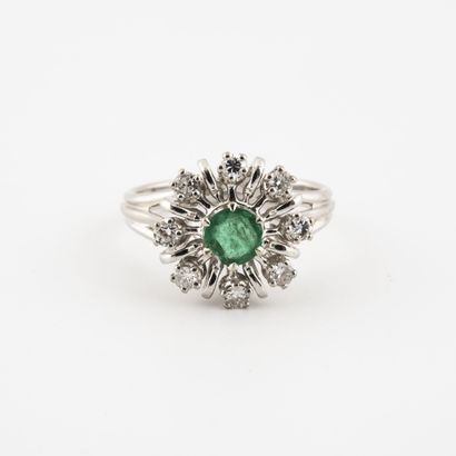 null Rhodium-plated yellow gold star ring centered on a round faceted emerald set...