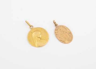 null Lot of two religious medals in yellow gold (750). 

Total weight : 5.7 g. 

Scratches...