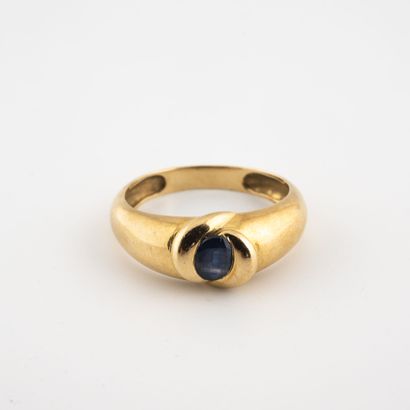 null Yellow gold (750) ring set with an oval faceted sapphire. 

Gross weight: 3.6...
