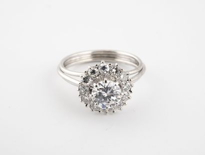  A white gold (750) filigree daisy ring set with brilliant-cut diamonds in a platinum...