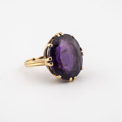 Yellow gold (750) ring set with an oval facetted amethyst in claw setting. 
Gross...