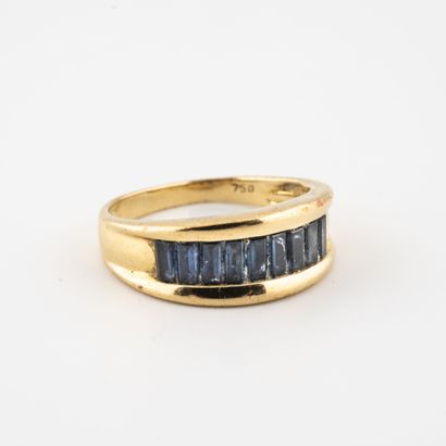 Yellow gold (750) ring set with a line of...