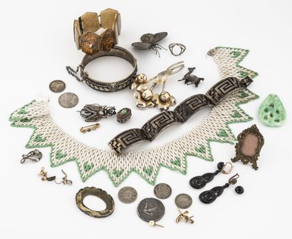 Petit lot d'objets de vitrine divers : Lot de bijoux de fantaisie en métal.... et...