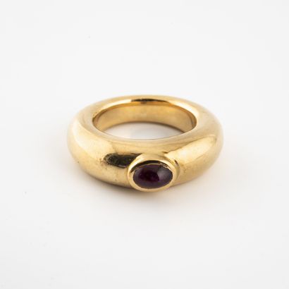 Yellow gold (750) ring set with an oval ruby...