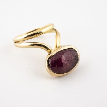  Yellow gold (750) ring with an oval cabochon of pink tourmaline (rubelite) in closed...