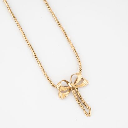 null Yellow gold (750) necklace with faceted lozenge, the neckline with a ribbon...