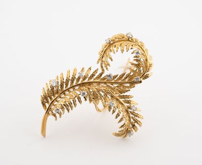 null Leaf brooch in yellow gold (750) set with small brilliant-cut diamonds in claw...