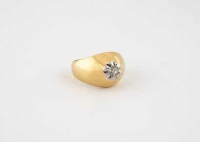 null Bague chevalière en or jaune (750) centrée d'un diamant, de demi brillant ancienne...