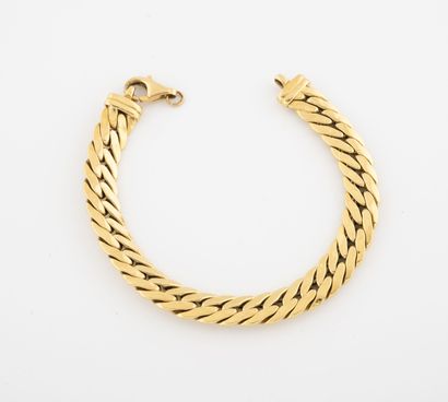  Bracelet in yellow gold (750) with flat mesh. 
Snap clasp (damaged). 
Weight : 14...