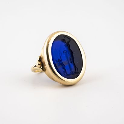 null Yellow gold (750) ring with oval top set with a blue glass intaglio depicting...