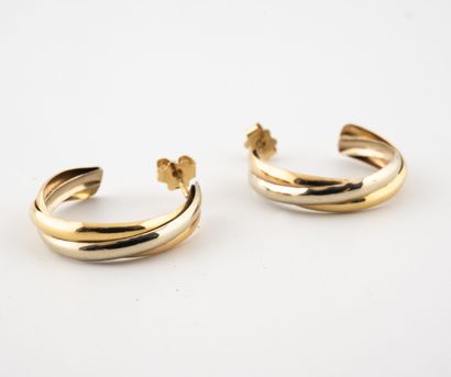 null Pair of three-tone gold creoles (750). 

System for pierced ears. 

Total weight...