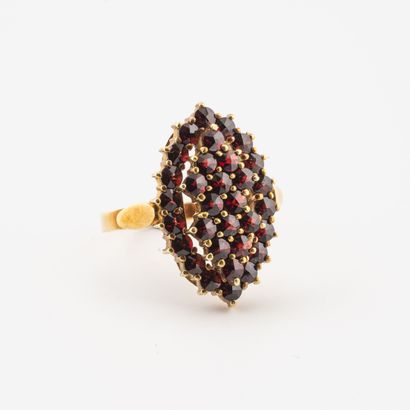 null Yellow gold (750) marquise-shaped ring set with round faceted garnets in a claw...