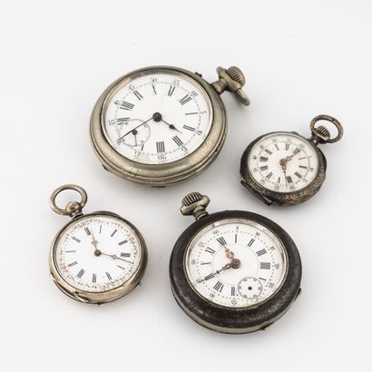 Lot comprenant : - Two silver neck watches (min.800). 

Total gross weight: 45 g....