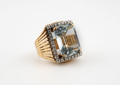  Important openwork yellow gold (750) ring centered on a rectangular pale aquamarine,...