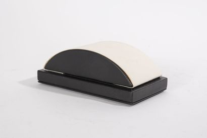 S.T. DUPONT Desk blotter in smooth black leather. 

Signed.

Slight wear.