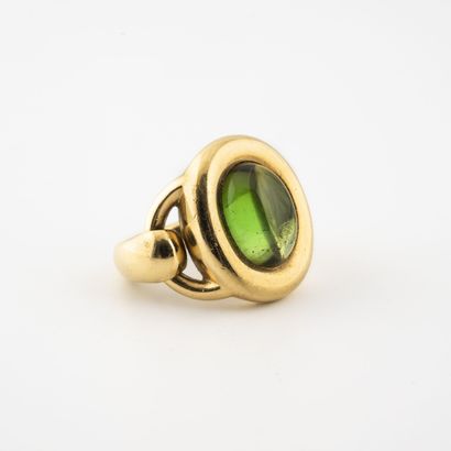 null Yellow gold (750) ring with a mobile oval bezel set with a cabochon peridot....