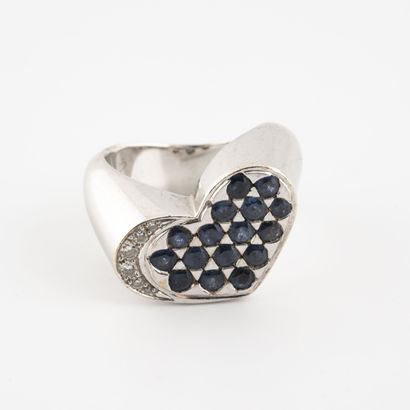 GÊ Important white gold (750) heart-shaped ring, paved with round faceted sapphires...