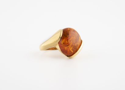  Yellow gold (750) ring holding a cabochon of blond Baltic amber, with inclusions....