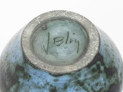 JACQUES BLIN (1920-1995) Vase pansu à col évasé.

En céramique émaillée bleu, essuyée...
