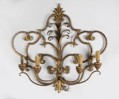 null Grande applique en forme de palmette feuillagée.

En métal patiné doré, à quatre...