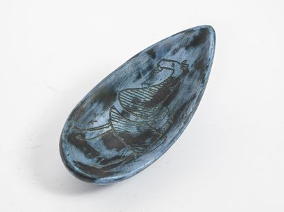 JACQUES BLIN (1920-1995) Coupe sur pied de forme libre.

En céramique émaillée bleu,...