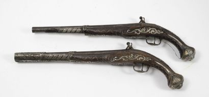 France, XVIIIème siècle Paire de pistolets d'arçon à silex, enrichis postérieurement...