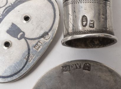 RUSSIE 
Lot of three silver objects (84 zolotniks / 875 / min. 800):




- a small...